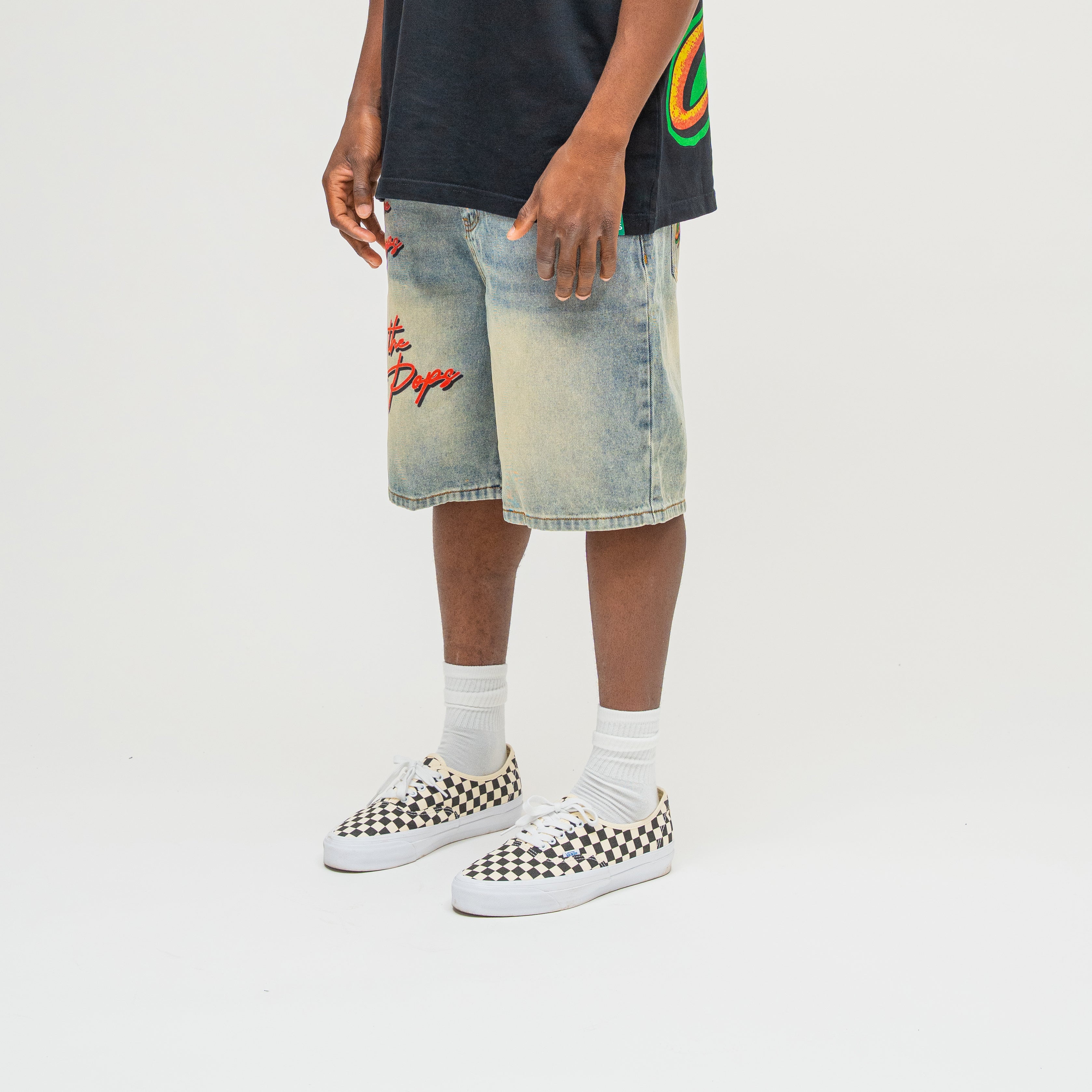 side view / lifestyle (left side panel, appliqué detail)